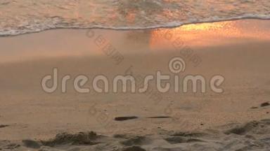 夕阳西下时，一个孩子在海上海岸背景上玩耍的剪影，在这片背景上，夕阳的红光